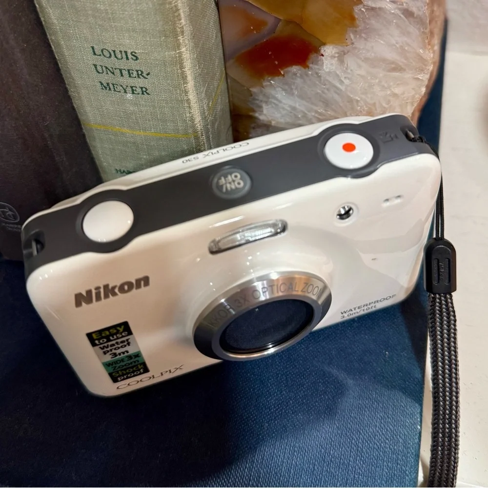 Nikon Coolpix S30 10.1 MP 3X‎ Waterproof Digital White Camera